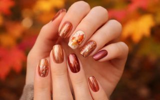 mains-feminines-ongles-automne-feuilles