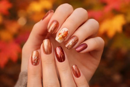 mains-feminines-ongles-automne-feuilles