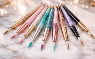pinceaux-vernis-eventail-surface-marbre