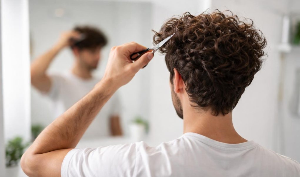 homme-cheveux-boucles-miroir-ciseaux