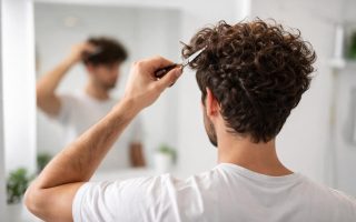 homme-cheveux-boucles-miroir-ciseaux