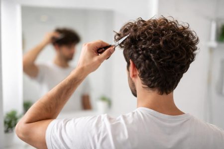 homme-cheveux-boucles-miroir-ciseaux